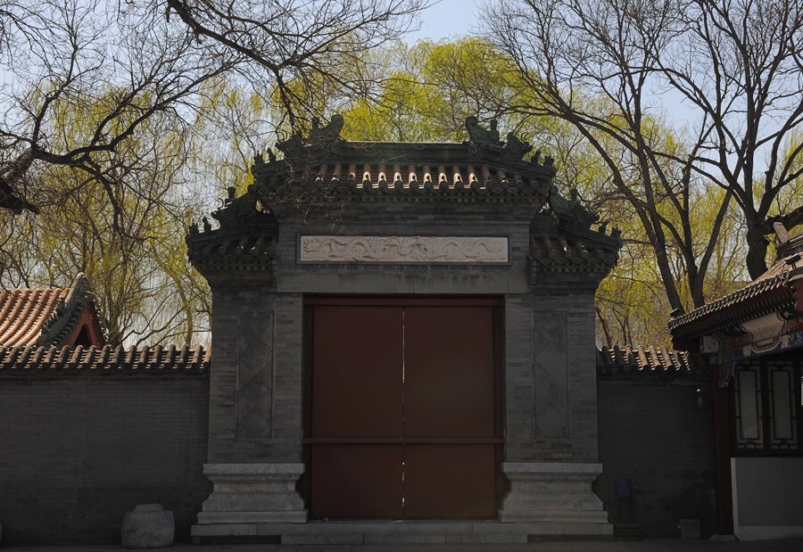 北京东长安街北侧的菖蒲河公园旁，古建或仿古建筑因烟柳而生动。（2016年３月26日摄）