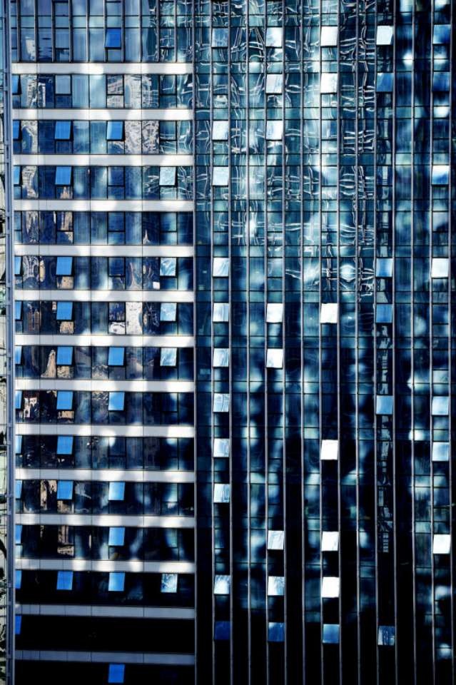 玻璃幕墙在阳光折射下的色彩空间混合  犹如色彩构成中的 点彩立体