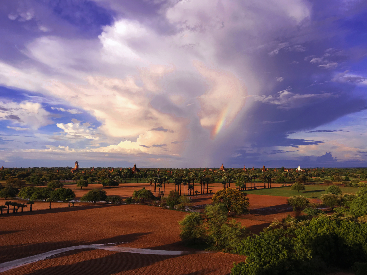 夏日的蒲甘,土壤在雨水的冲刷下愈加红艳,一抹彩虹挂在佛塔群之上.