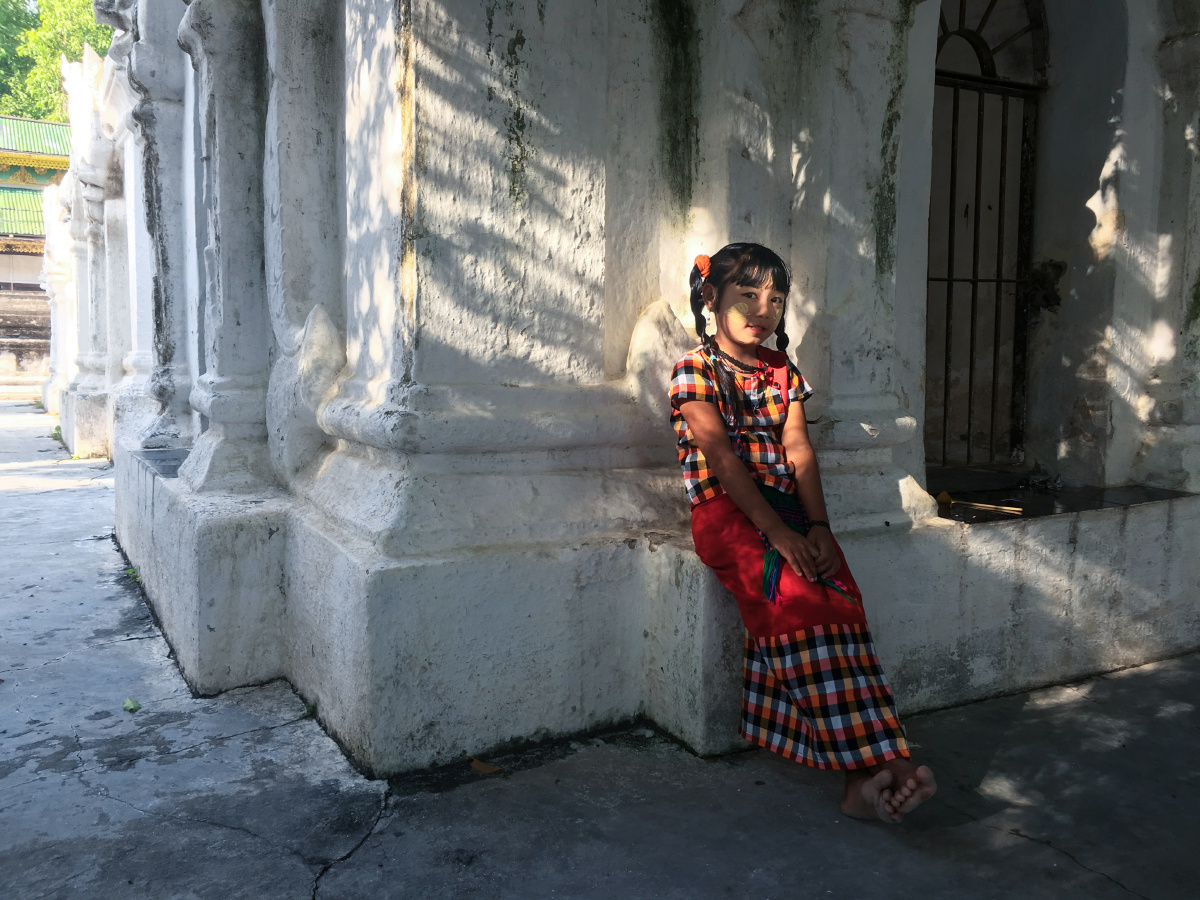 曼德勒白塔寺里,一位女孩在塔群阴凉处里乘凉.