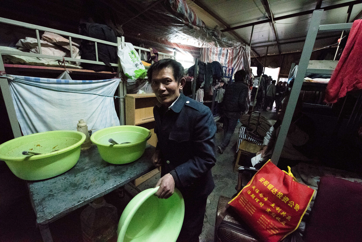 是个批发冷饮的冷库,后来被附近工地的包工队租下改作了民工的宿舍