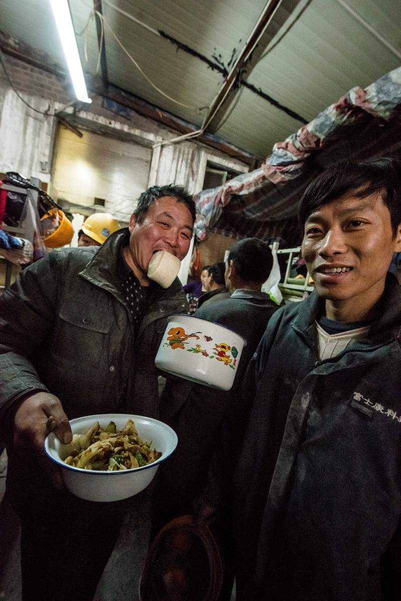 是个批发冷饮的冷库,后来被附近工地的包工队租下改作了民工的宿舍