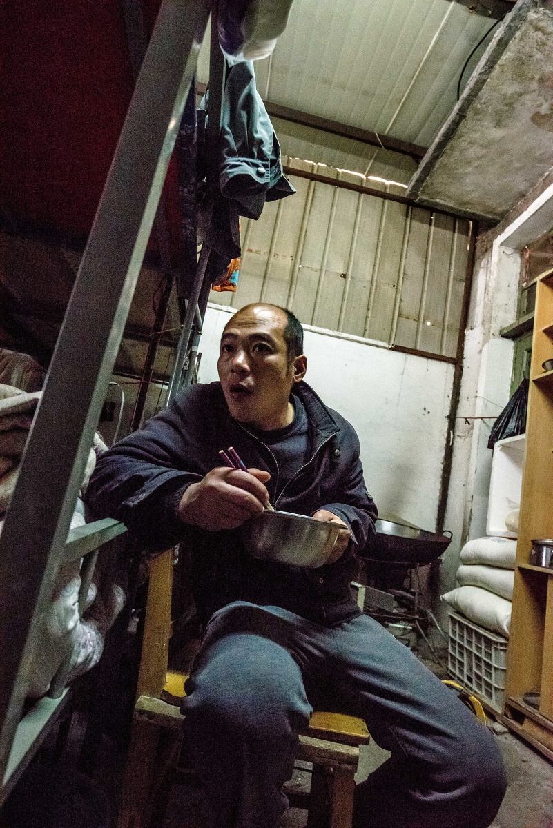 是个批发冷饮的冷库,后来被附近工地的包工队租下改作了民工的宿舍