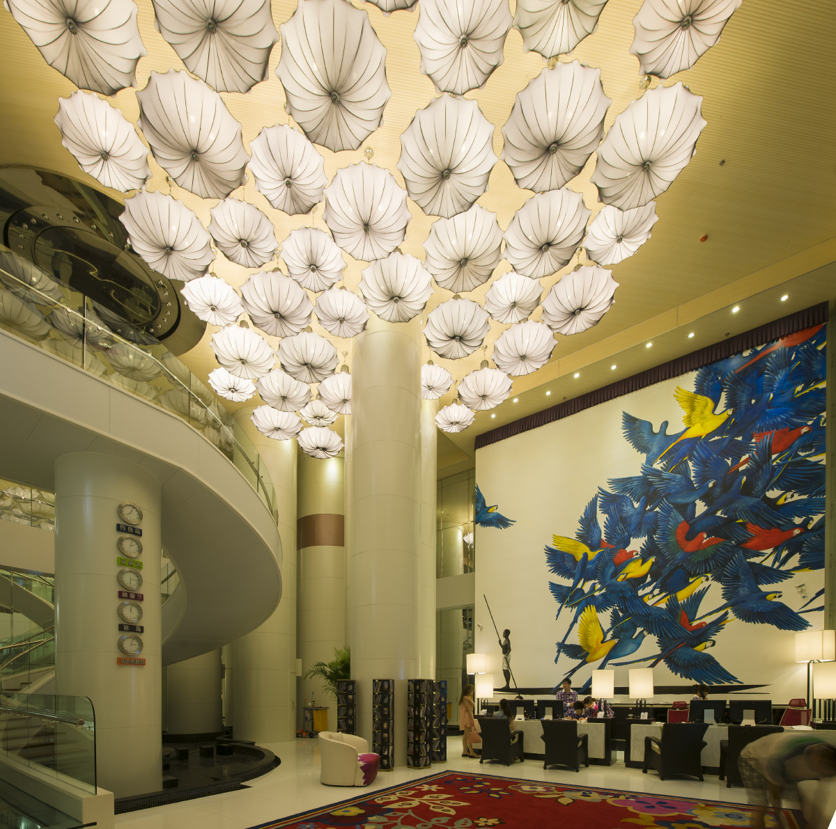 张鸿举<br />
成功创立喜鹊愉家<br />
酒店界的张三疯<br />
阅上人无数，独留百合香。