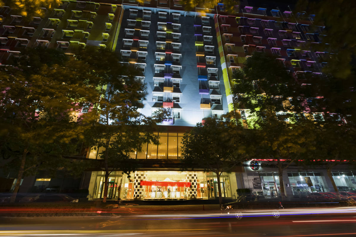 张鸿举<br />
成功创立喜鹊愉家<br />
酒店界的张三疯<br />
阅上人无数，独留百合香。