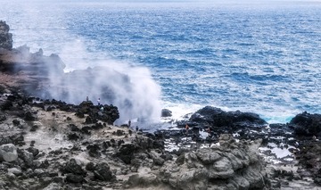 火山岩与海浪