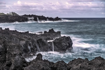 火山岩与海浪