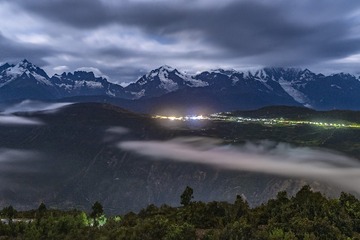 夜幕雪山