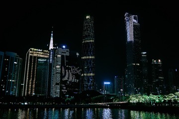 983810