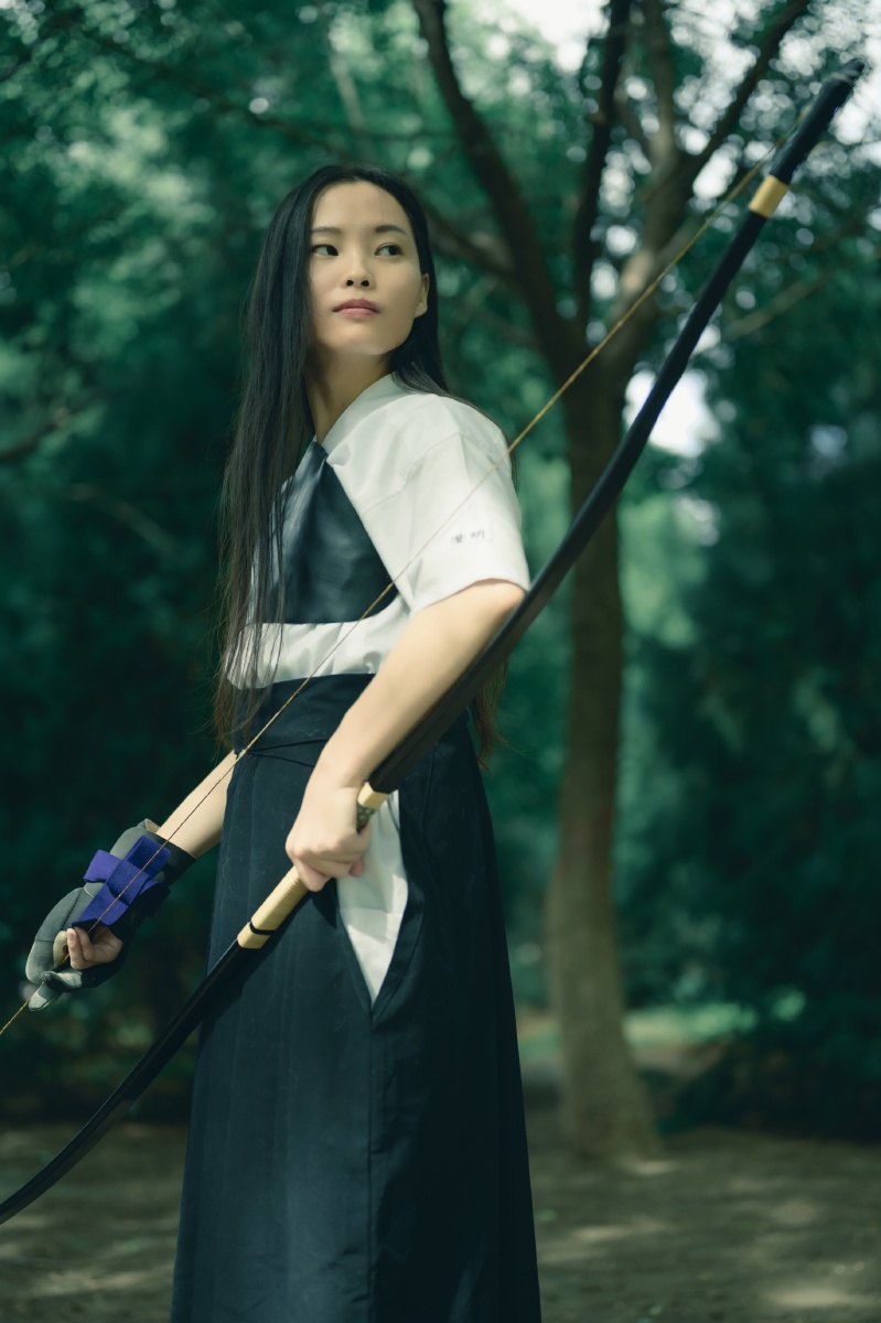 弓道的少女有一股侠骨柔肠刚毅的外表下有一颗柔美的心服装和道具都是