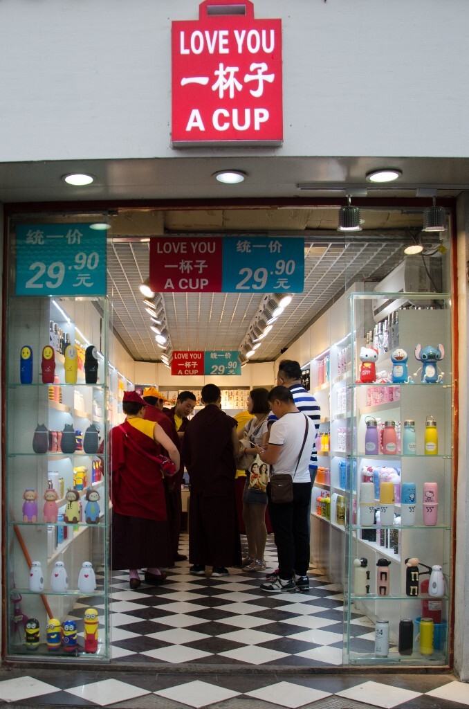 光顾店面的一家僧人