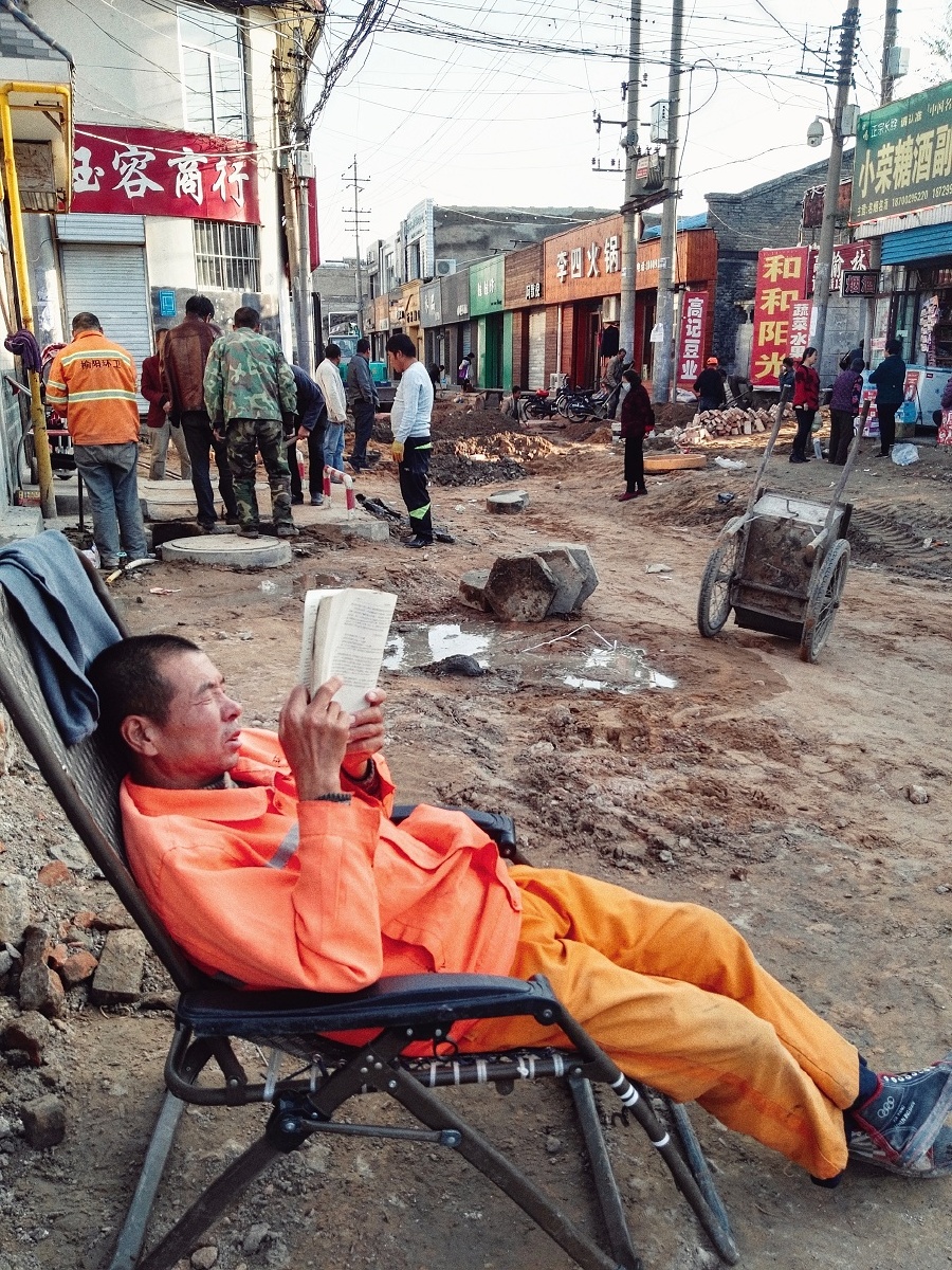 正在施工的小巷拐角处,嘈杂的环境,丝毫没有影响这位环卫工人