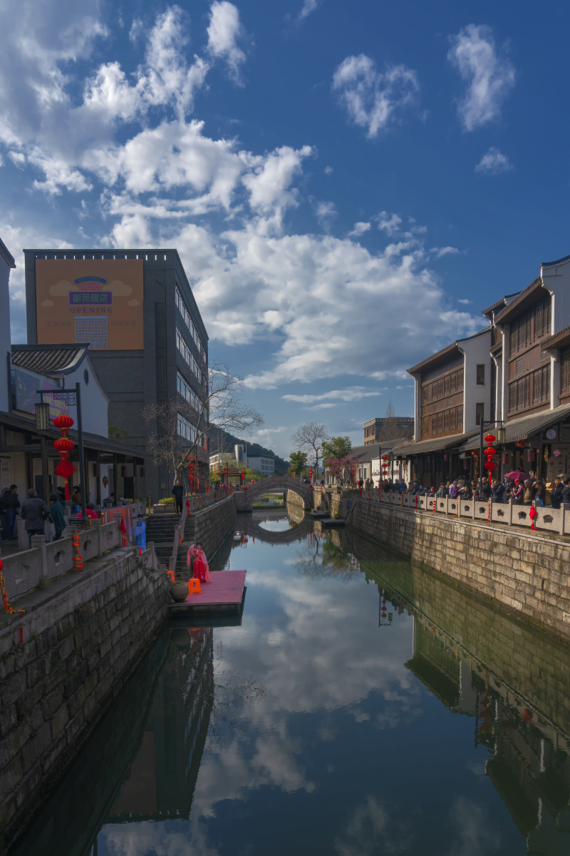 老街春节杭州瓶窑老街春节时在老街码头上戏曲表演群众隔河观看欣赏