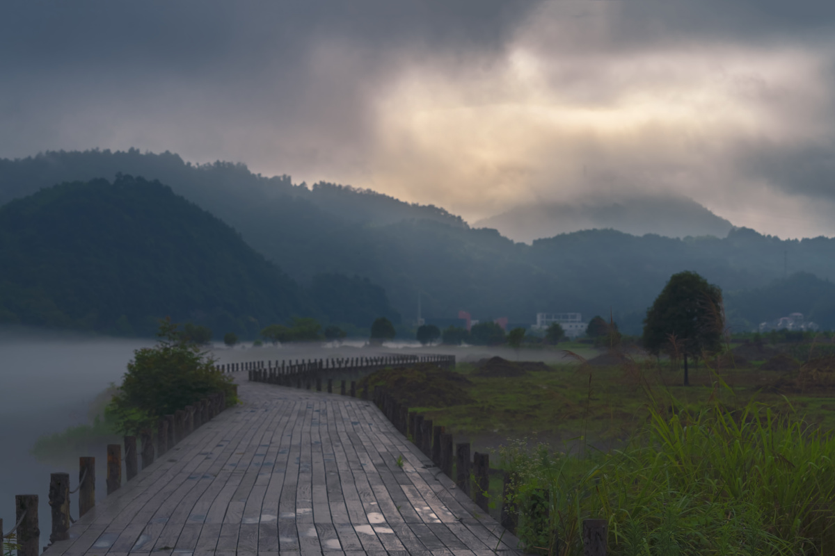 雾色暮光新安江边傍晚时分雾未散去太阳处暮色时隐时现