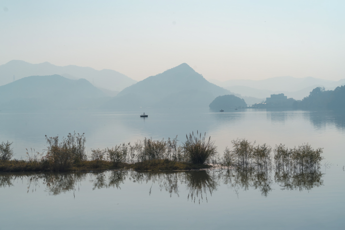 天青色青山湖,杭州临安青山湖,早晨天青色朦胧唯美. - 一马平川mzj - 