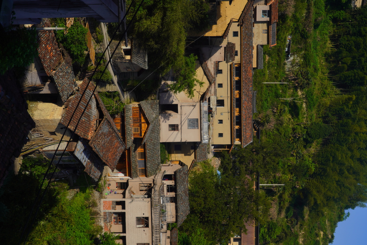 松阳陈家铺村一个建在山顶坡上的古村落除了一些民宿外是如此的斑驳