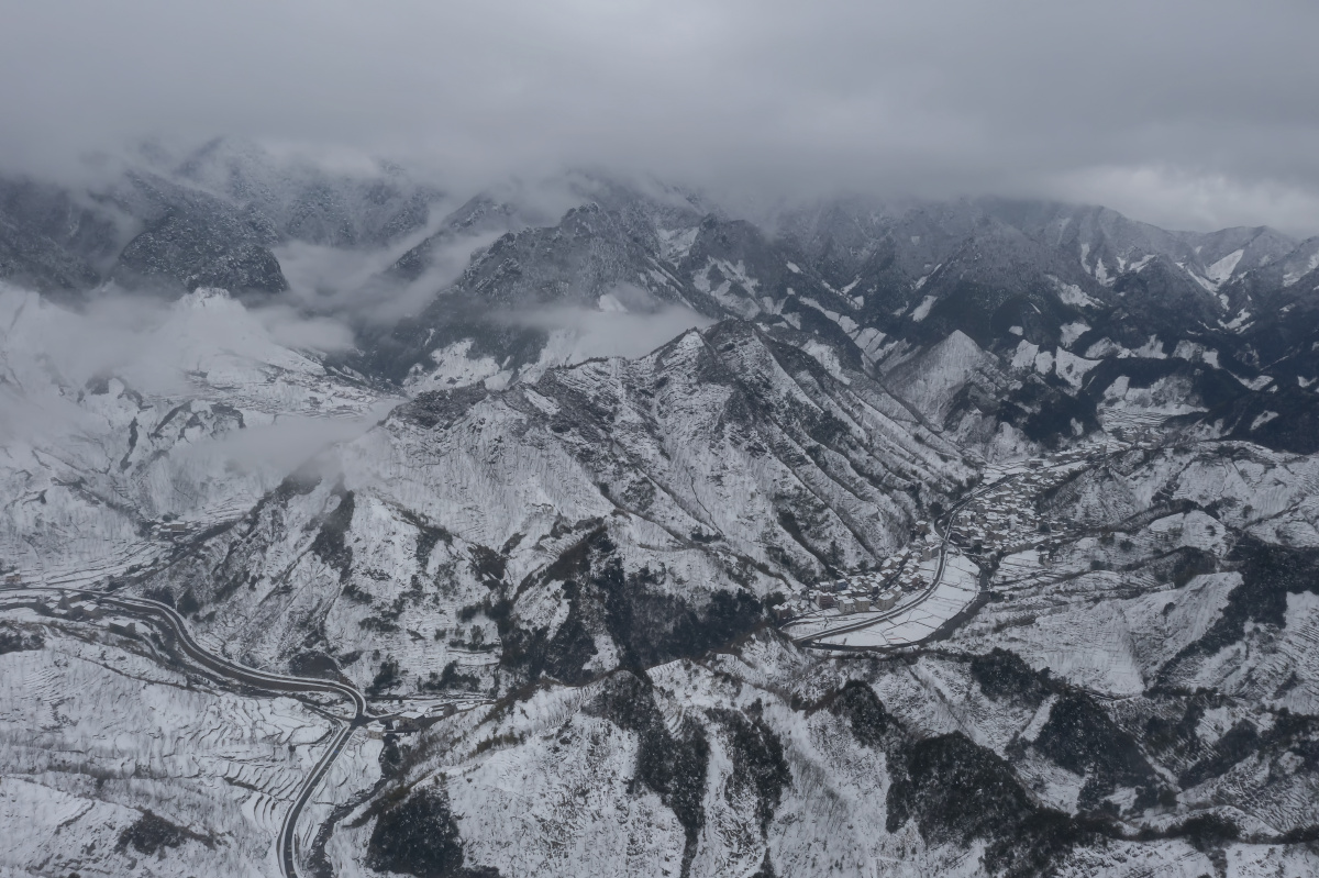 苍茫原野去临安太子尖看雪景道路被大雪所堵无人机航拍的苍茫雪色原野