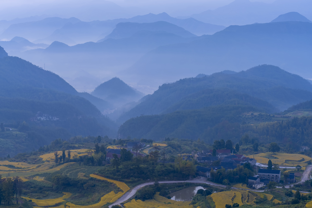 村外青山山外山浙江仙居杨丰山群山环抱中原生态的山村景色