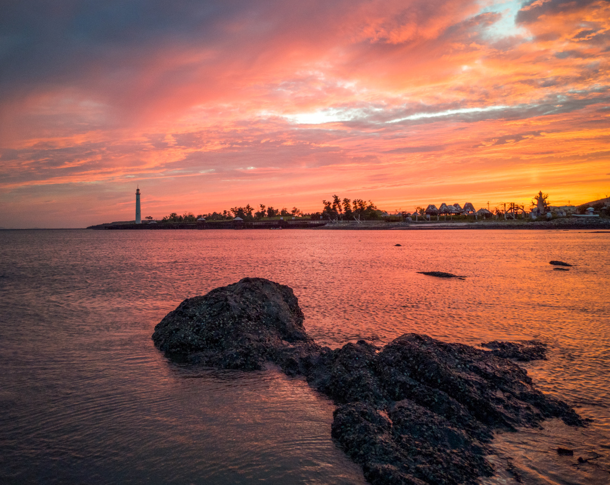 晚霞映红了海面礁石的形状似一条游动的章鱼