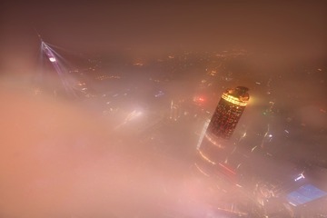 从广州第一高东塔对面的西塔似孙悟空的“定海神针铁一般立于云海之中”（王正坤摄） (7)