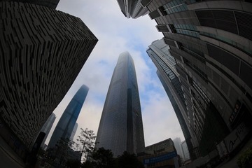 仰望广州第一高，楼宇直插云宵（王正坤摄）