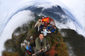坤摄影家协会的伙伴们站在三峡高山险峰顶端与壮美三峡合影（王正坤摄）