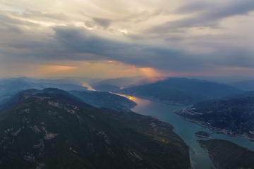 一束阳光洒在奉节县城（王正坤摄）