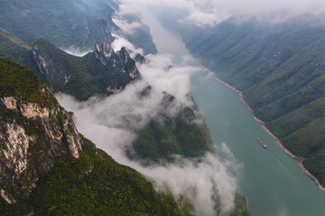 云涌巫峡集仙峰（王正坤摄）