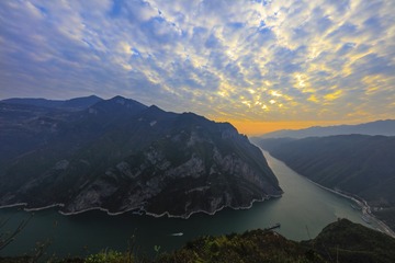 霞映巫峡（王正坤摄） (1)