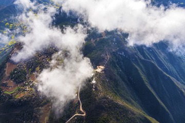 瞿塘白盐山顶峰依稀可见的村落（王正坤摄） (2)
