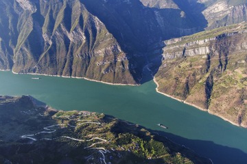 航拍巫峡登龙峰（王正坤摄） (1)