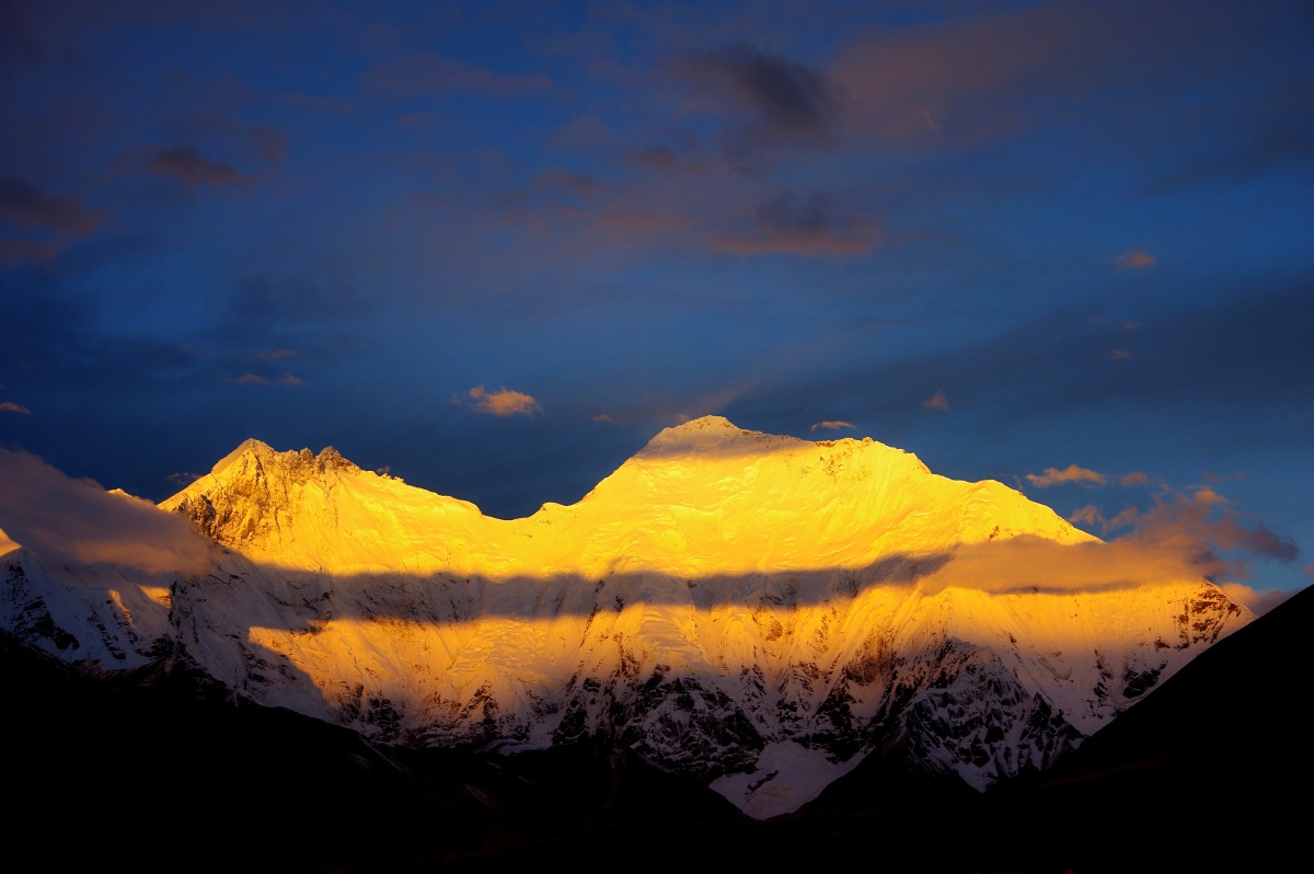 非常荣幸看到珠峰日照金山