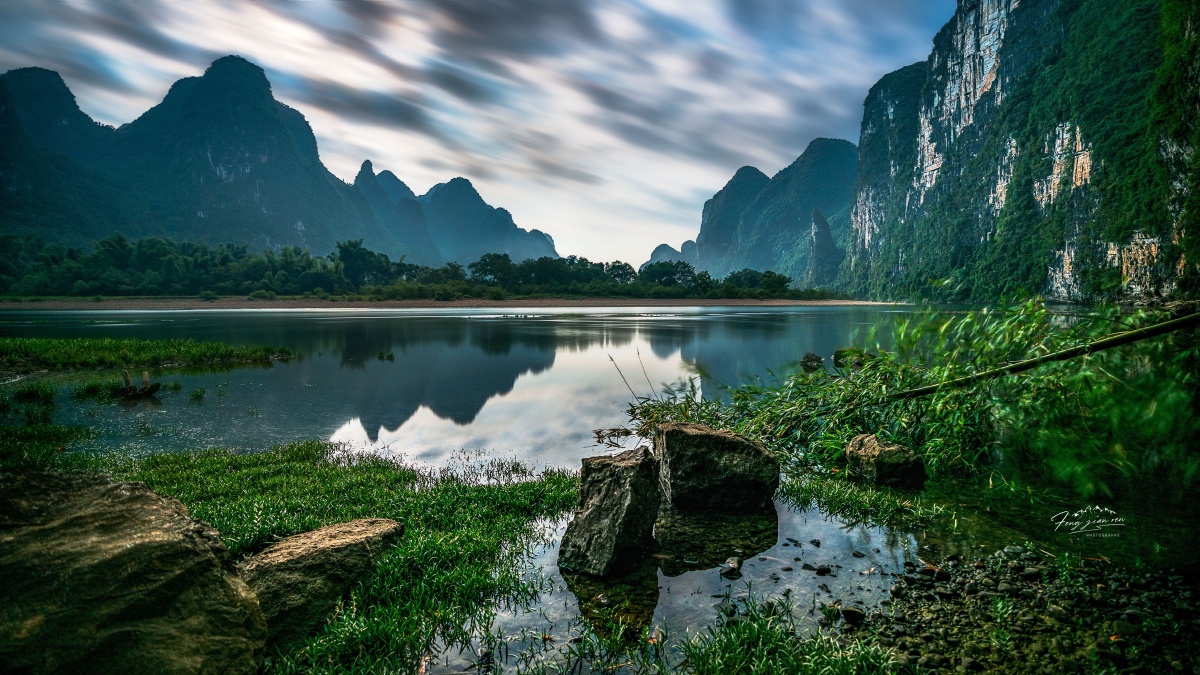 月下的漓江尤如白昼般明亮