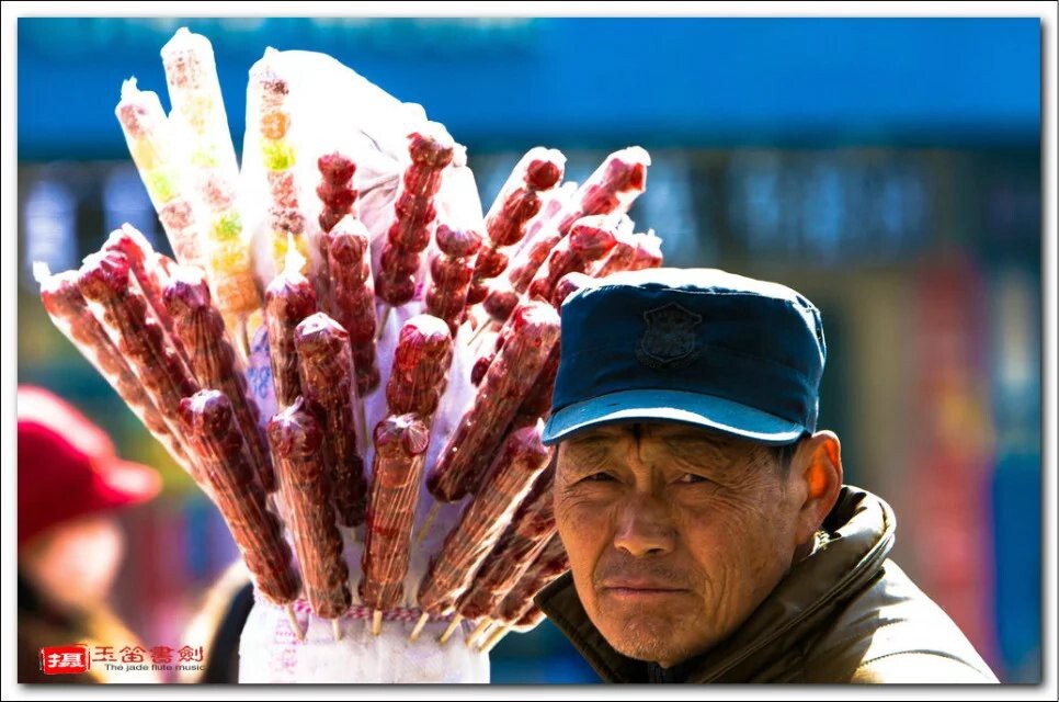 为了生活，期盼的眼神。