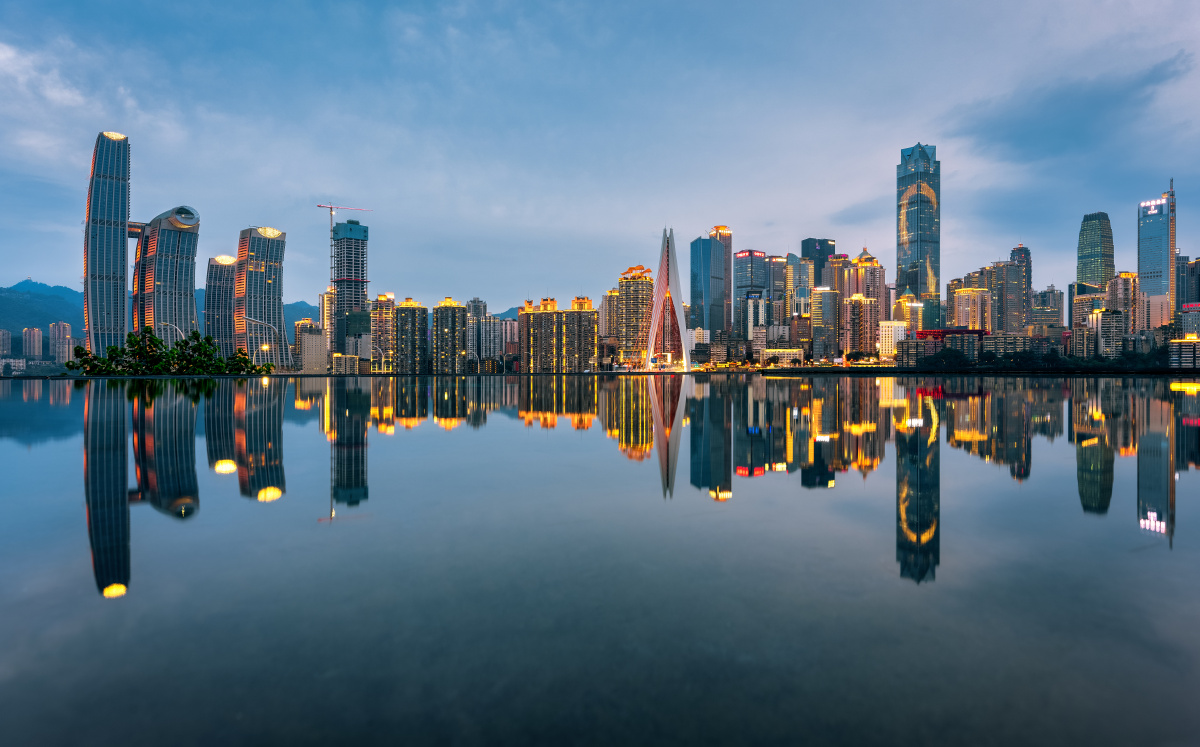 重庆华灯初上天空之境著名的渝中半岛城市风光打卡地现在江边又在挖