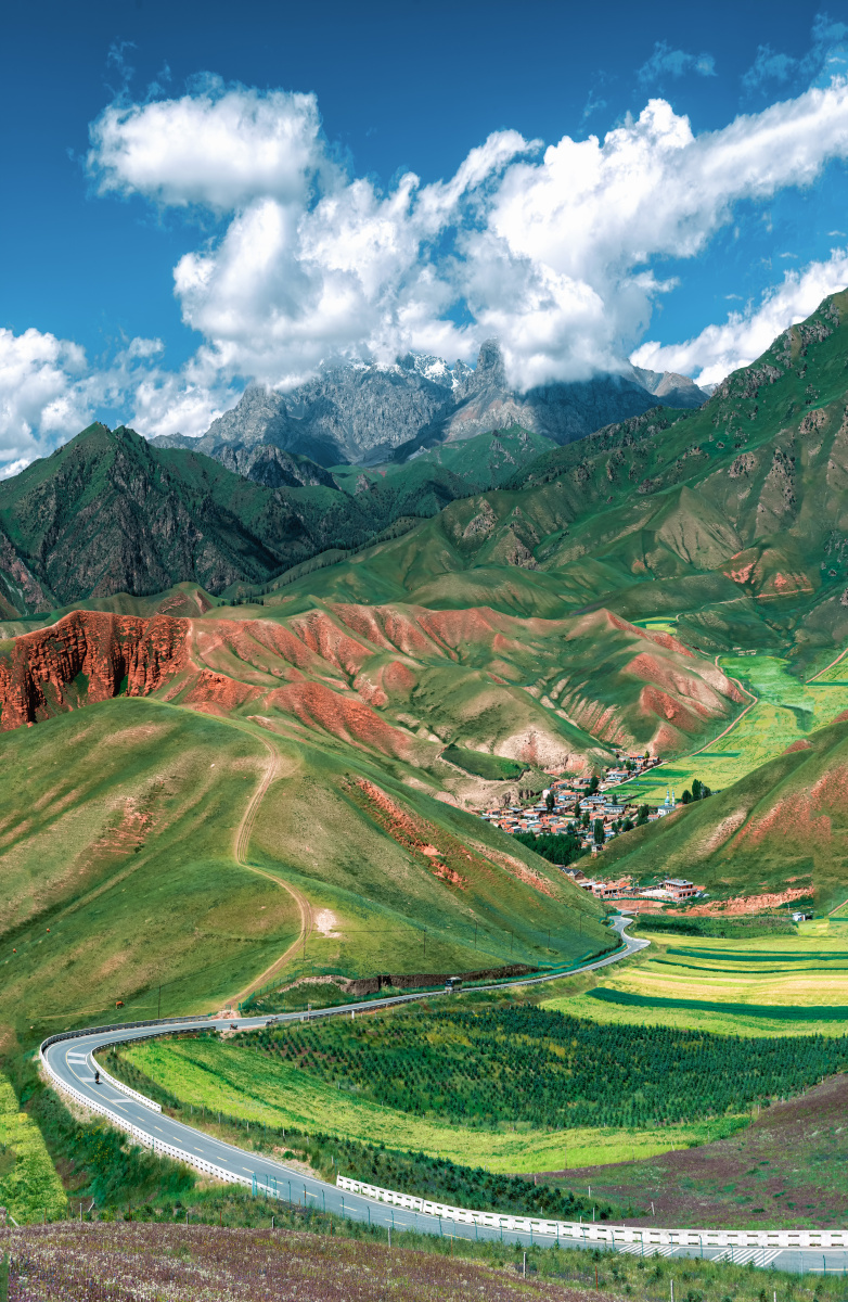青山黛公路小镇丹霞雪山摄于青海祁连卓尔山20208