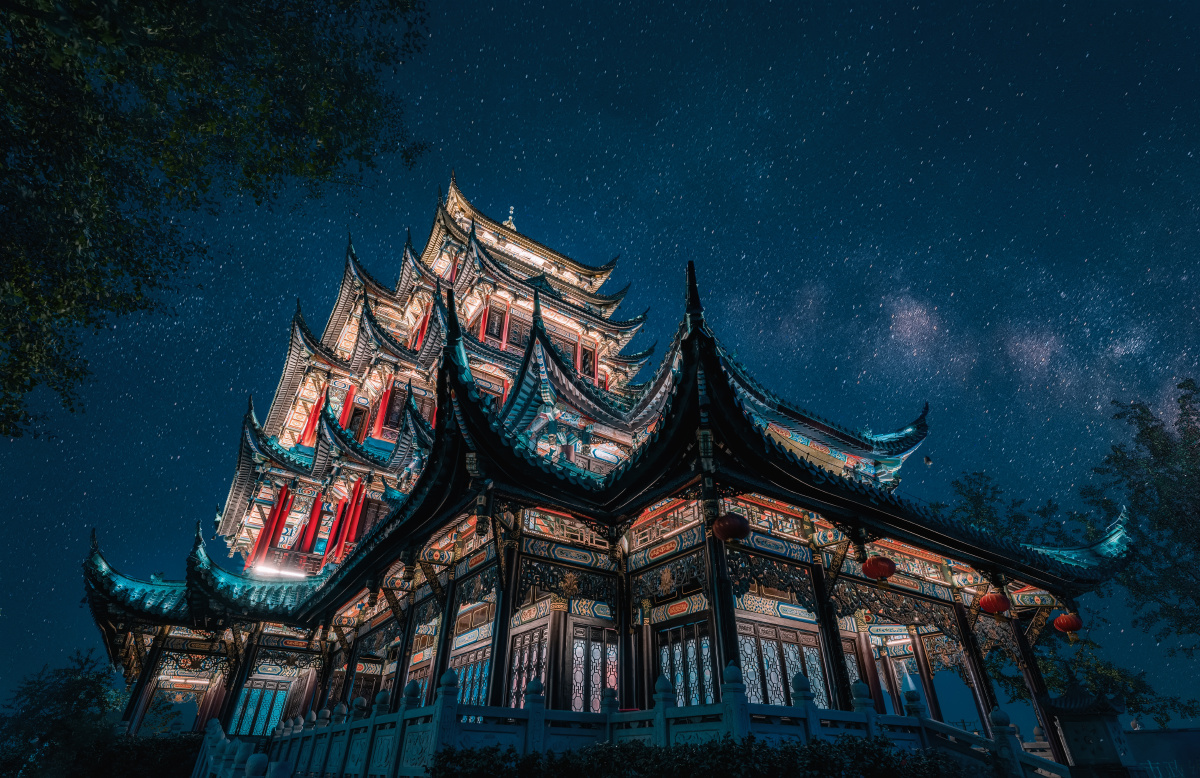 夜空下的鸿恩阁摄于初见的重庆鸿恩寺公园鸿恩阁自带的灯光非常漂亮