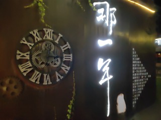 890502