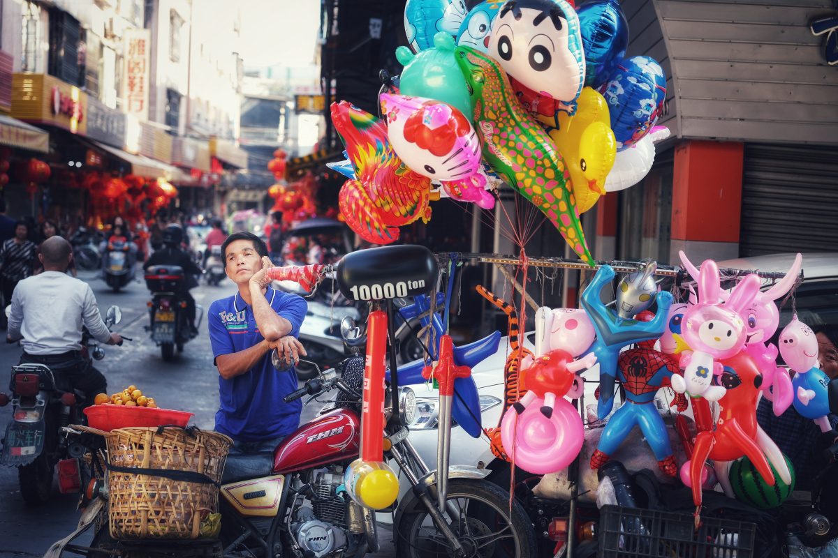 故乡街头广东揭阳街头卖气球的人