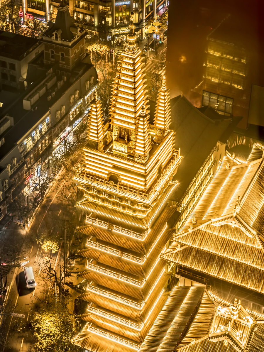 奢华璀璨的静安寺金顶 发布于  16年12月18日        24-70mm f2.8-2.
