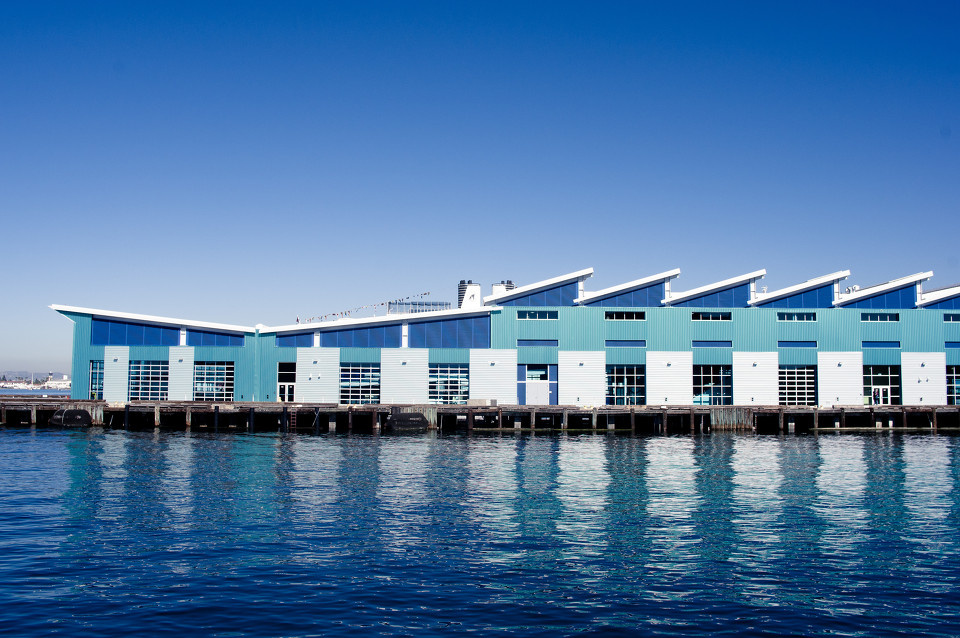 中途岛号对面的码头建筑