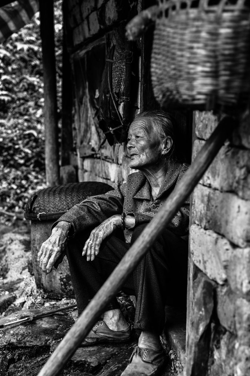 盼          老人望着远方,盼望着……       