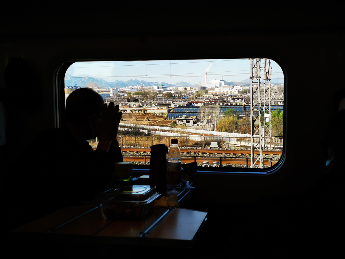 窗外高铁路上