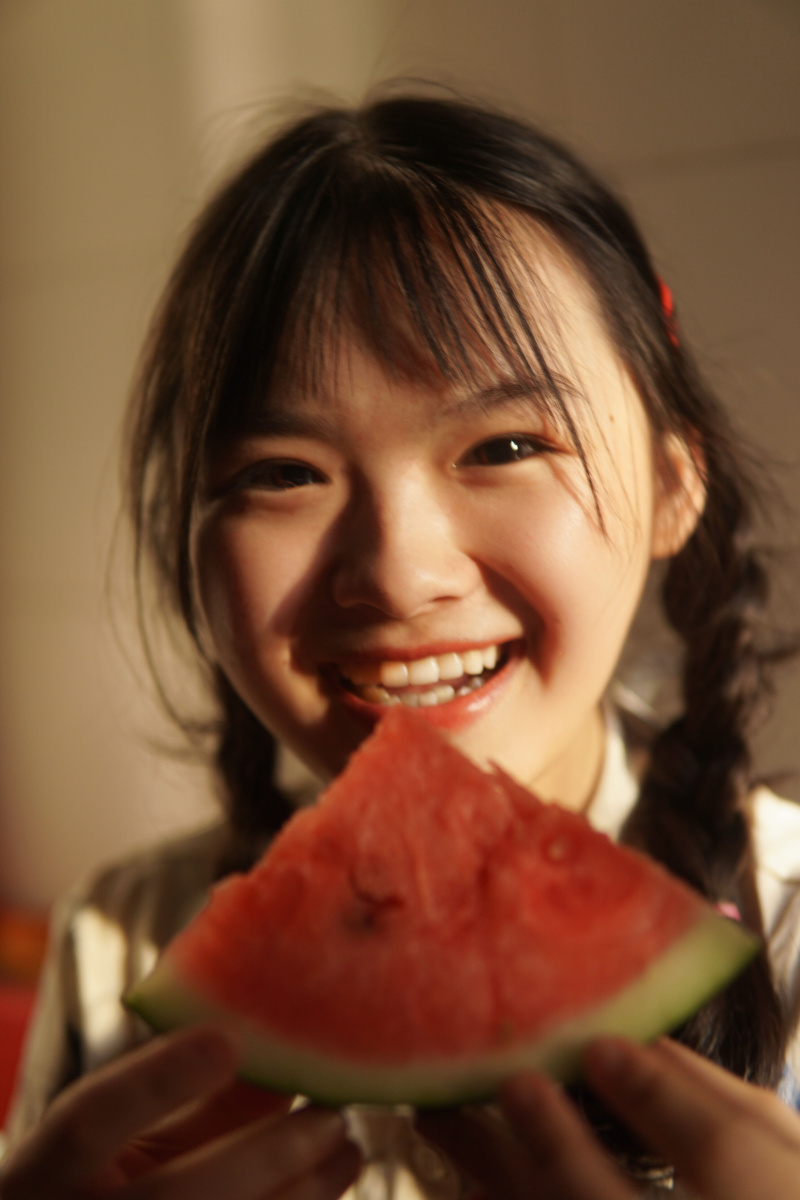 夏日吃瓜女孩