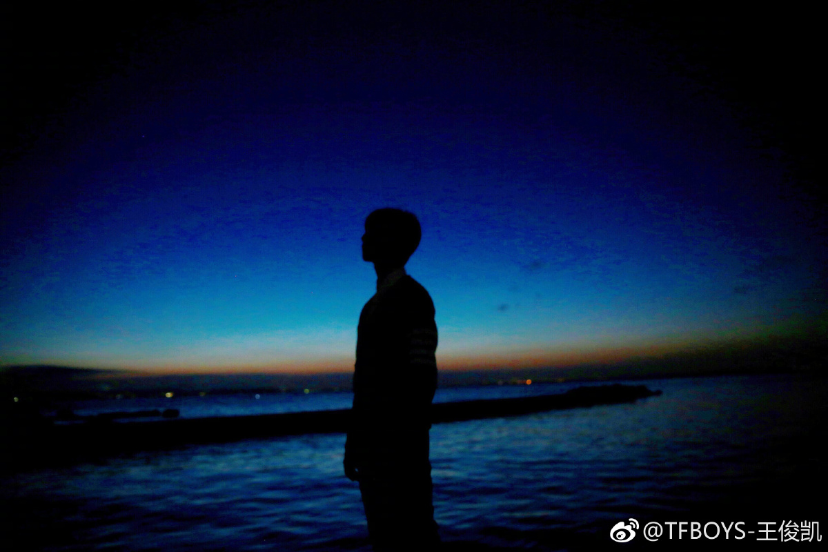 少年的背影长大了