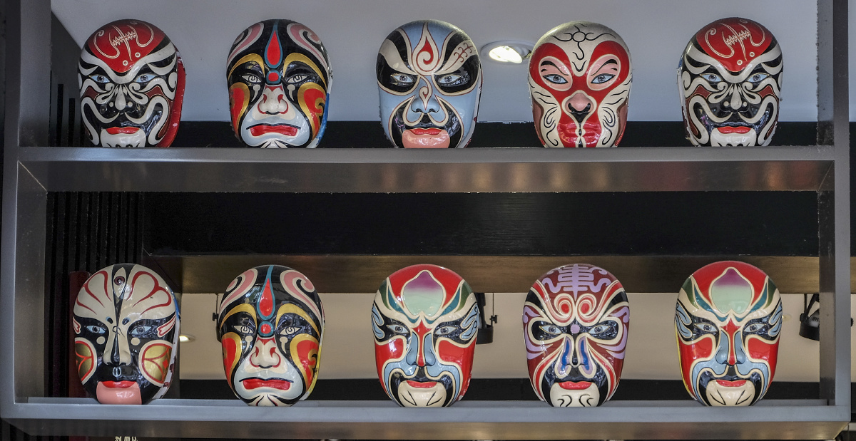 成都锦里拍的变脸脸谱.