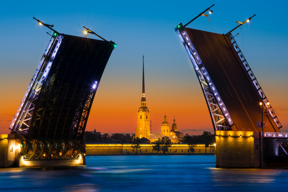 届时东方日升,西方同时日落,整座城市都沐浴在日夜交错的光影中.