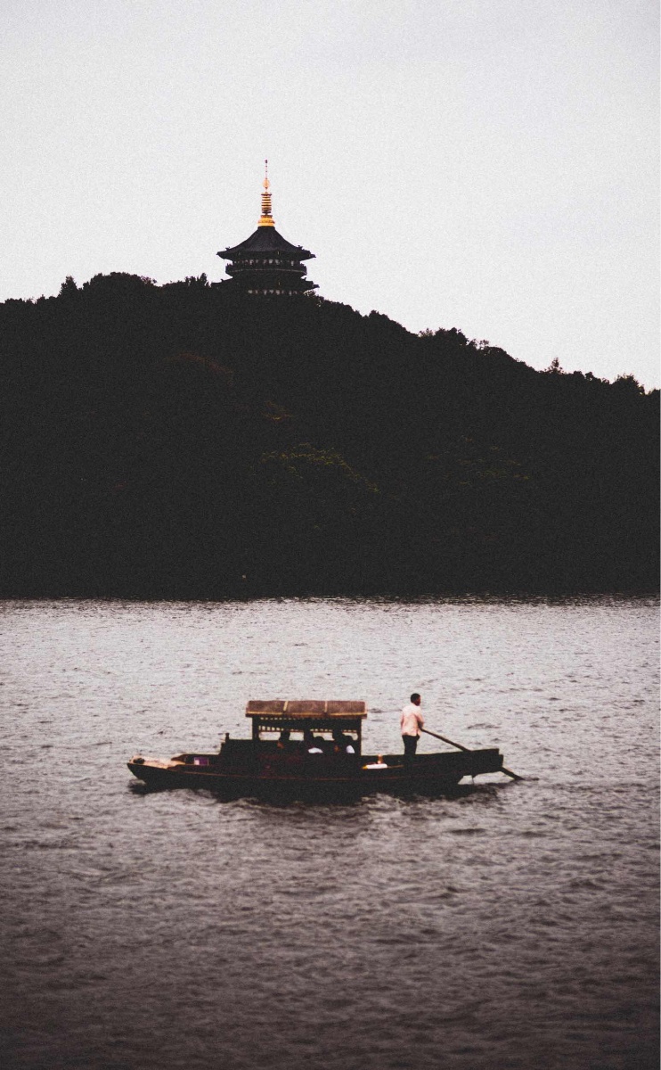 西湖上的摆渡人