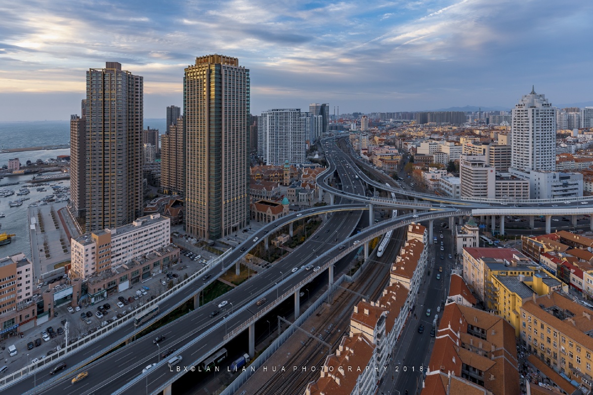 夕阳之下的新冠高架路