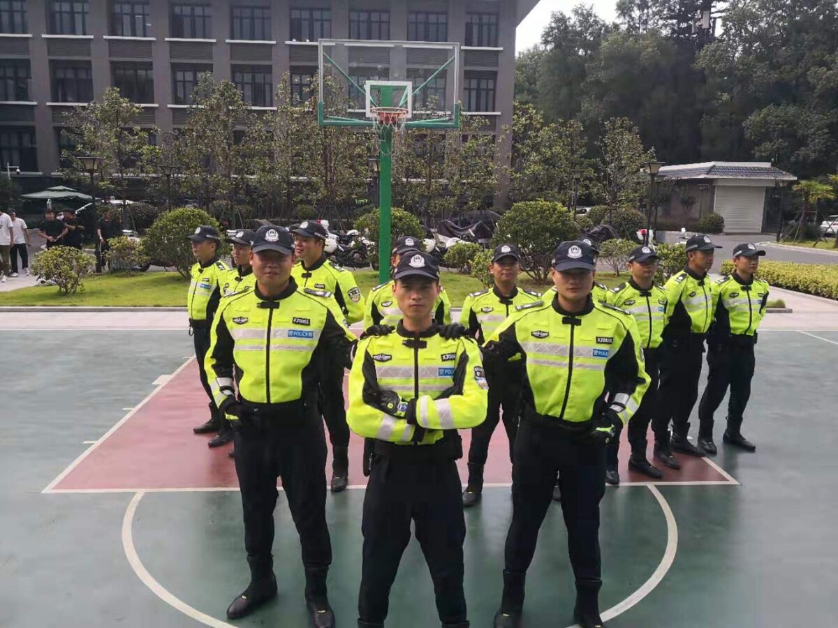 祝他们八一建军节快乐！！